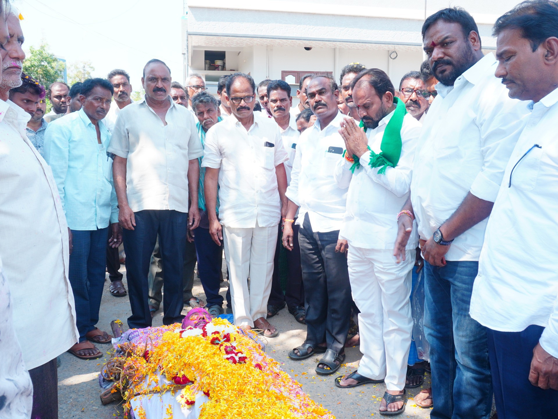 టీడీపీ నాయకులు అశోక్ మృతికి ఎమ్మెల్యే నివాళి