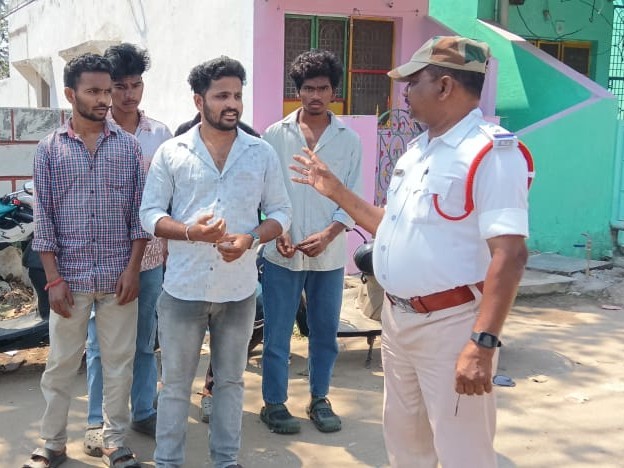 ‘హెల్మెట్ ధారణతో ప్రాణాపాయం నుండి రక్షణ పొందండి’