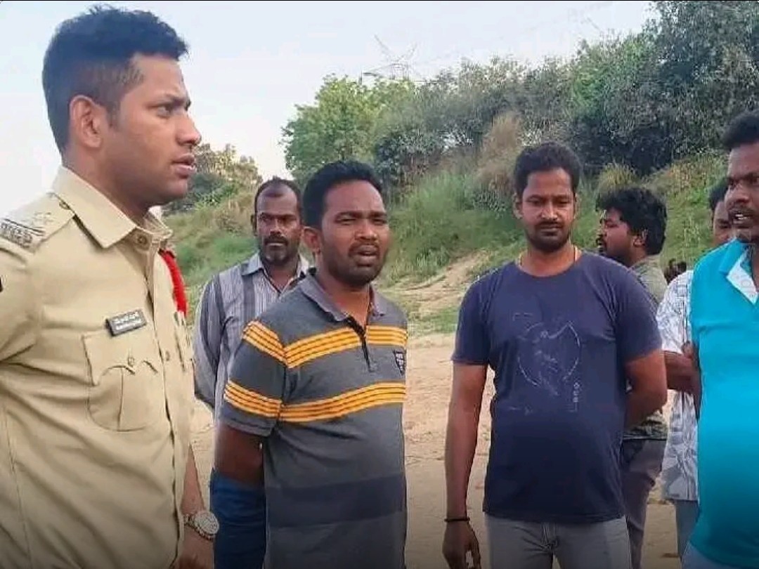 పండుగ పూట విషాదం.. గోదావరిలో ఇద్దరు గల్లంతు