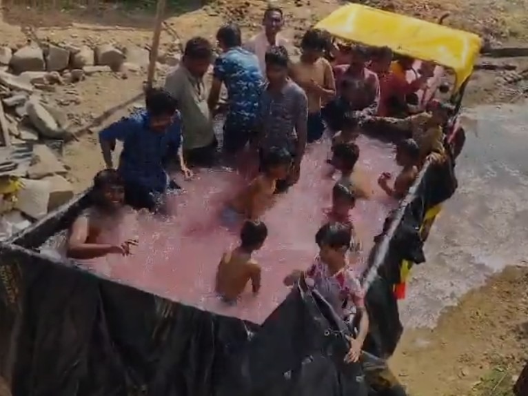 ట్రాక్టర్‌లో వినూత్నంగా హొలీ జరుపుకున్న పిల్లలు