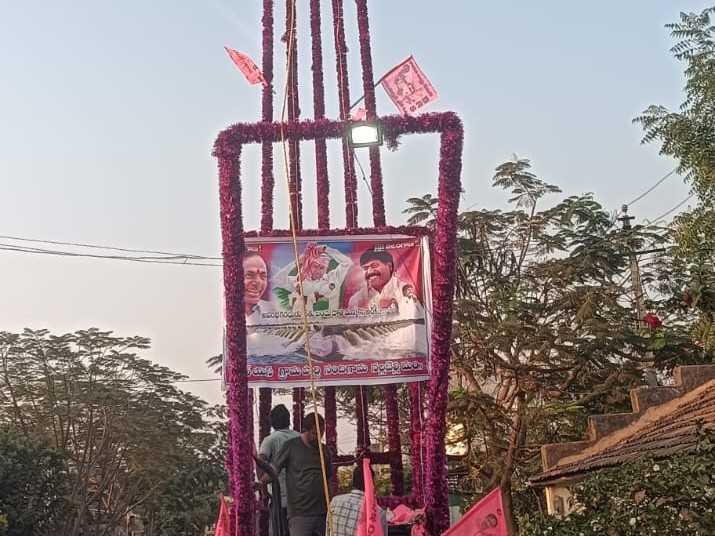 కొమ్మాల జాతరకు సిద్ధమైన గులాబీ ప్రభ బండ్లు