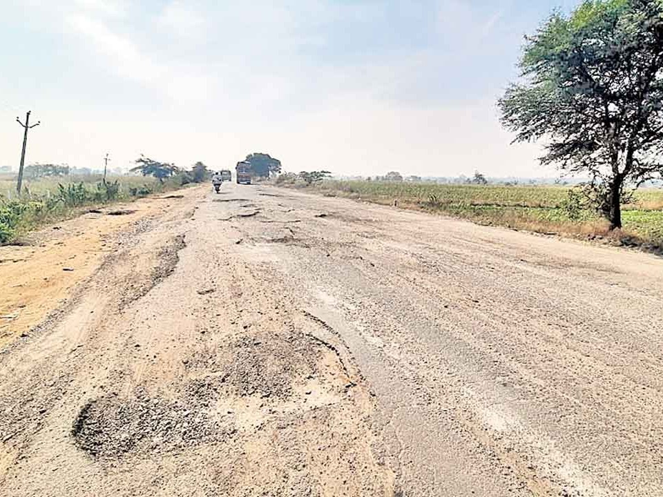 గుంతల మయంగా తయారైన రోడ్డు.. ప్రజల అవస్థలు