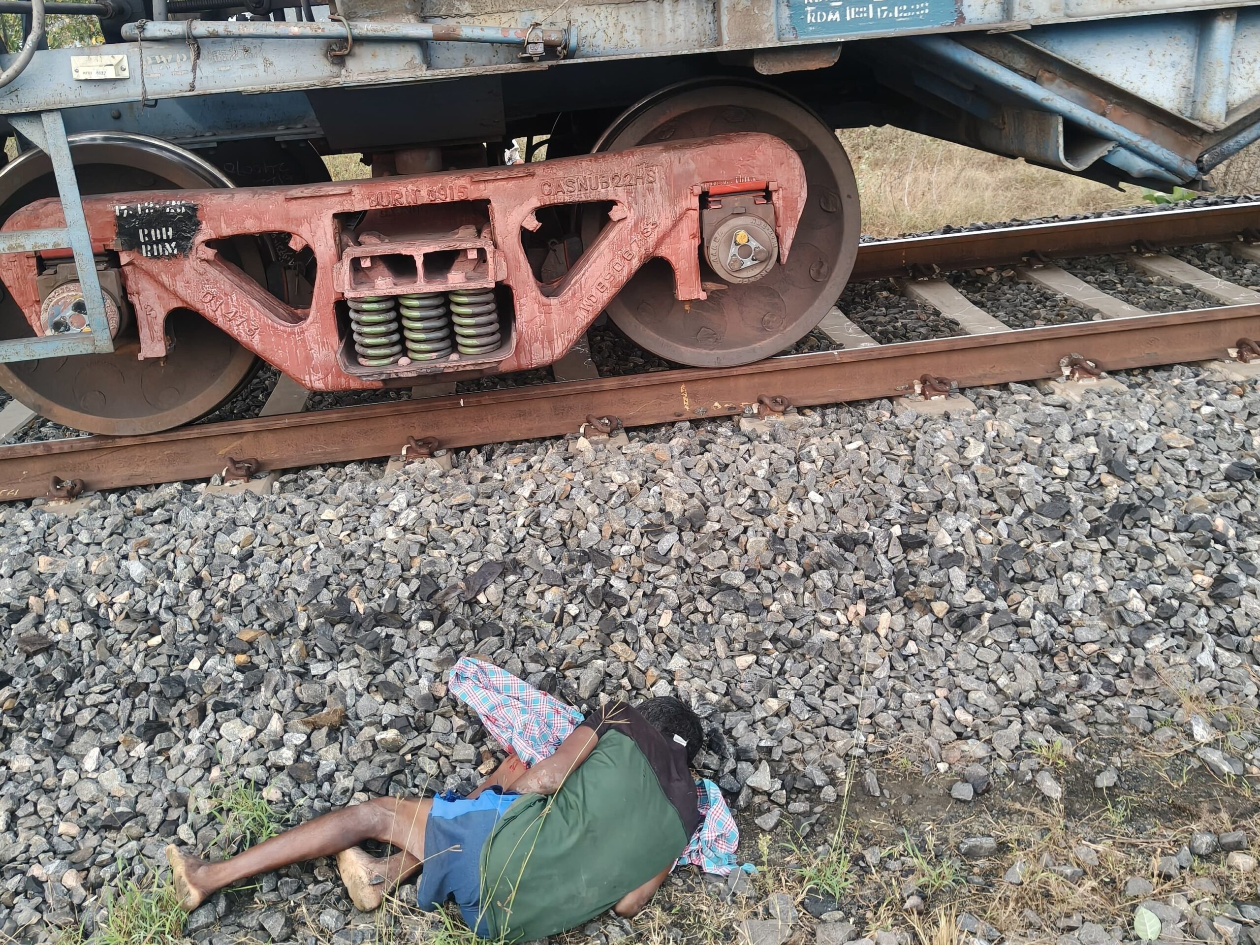 గూడ్స్ రైలు ఢీకొట్టి వలస కూలి మృతి