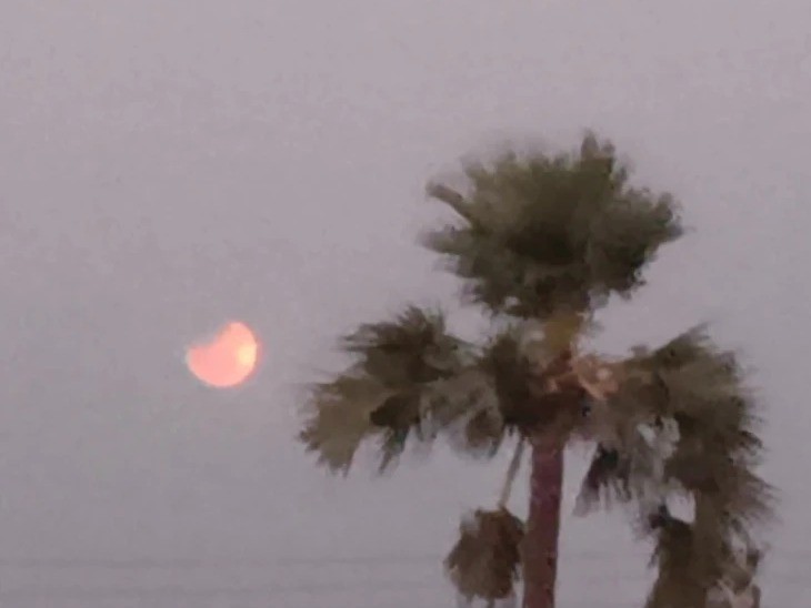 వీడుతున్న గ్రహణం.. ఆసక్తిగా చూస్తున్న ప్రజలు