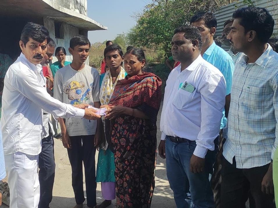 ఆర్టీసీ కండక్టర్ అంత్యక్రియలకు ఆర్థిక సాయం