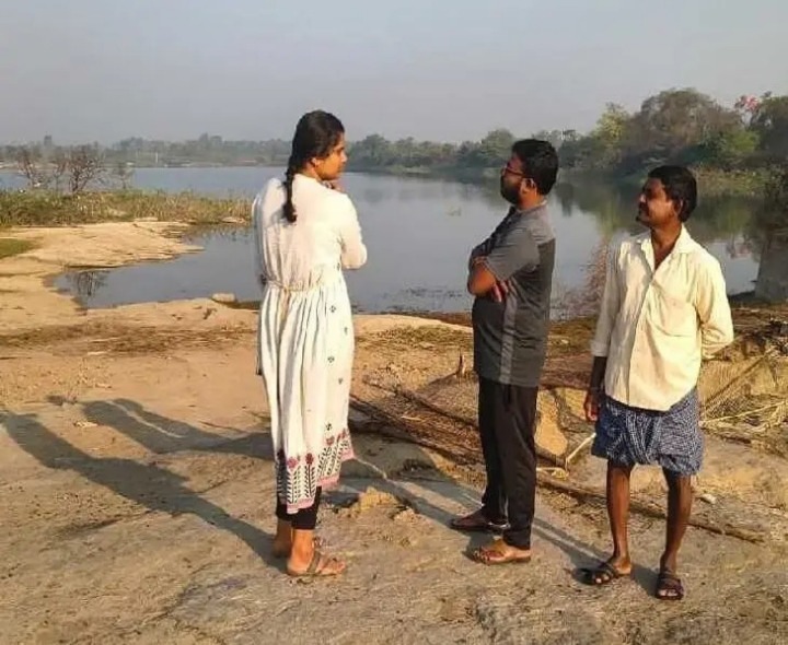 నందిగామలో చెరువు కట్టను పరిశీలించిన ఏఈ