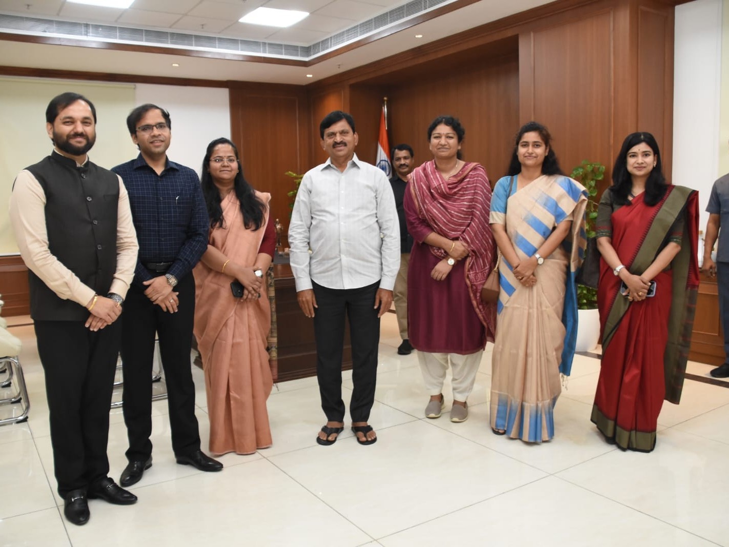 మంత్రి పొంగులేటిని కలిసిన భద్రాద్రి కలెక్టర్