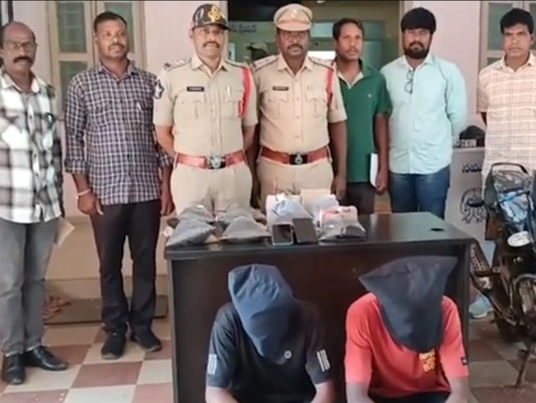 లిక్విడ్ గంజాయి పట్టివేత