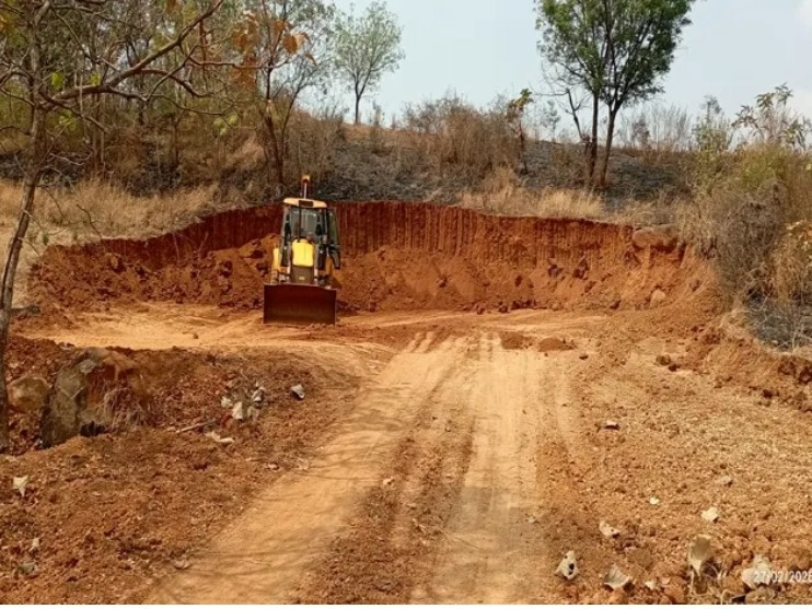 జోరుగా ఎర్ర మట్టి అక్రమ తవ్వకాలు