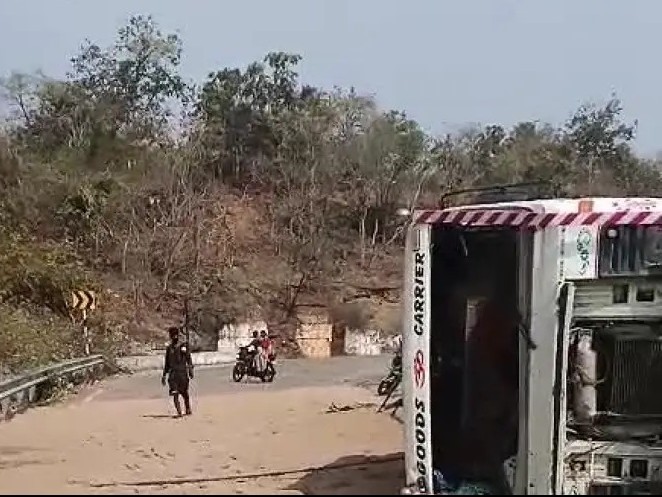 గాడుదల గండి గుట్ట మలుపు  వద్ద  బోల్తా పడిన ఇసుక లారీ