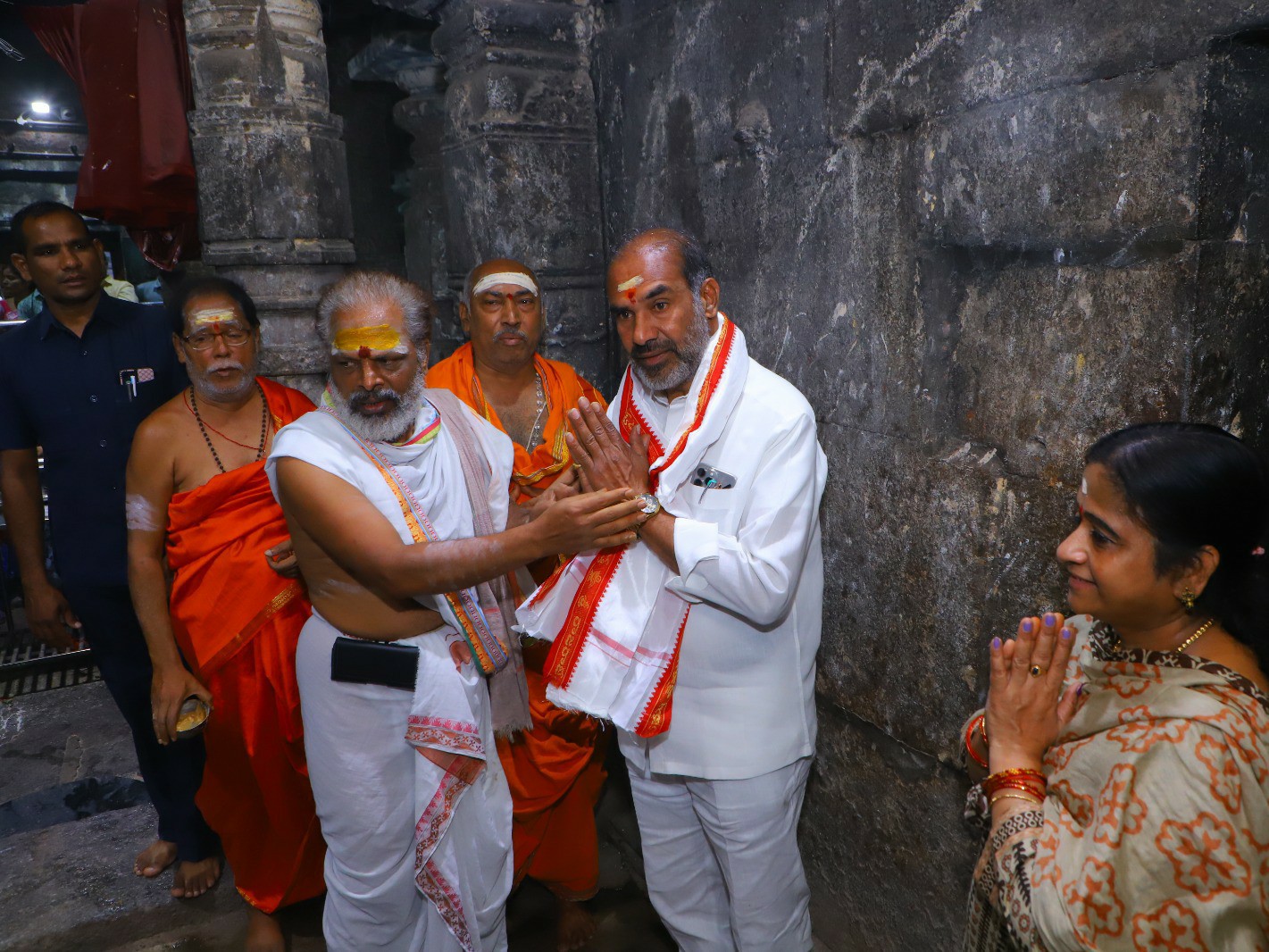 గ్రహణానంతరం రాజన్నని దర్శించుకున్న విప్