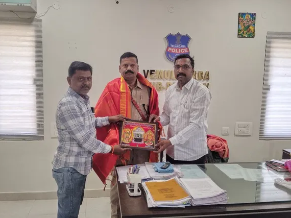 నూతన డీఎస్పీకి సంస్కృత విద్యార్థుల సన్మానం