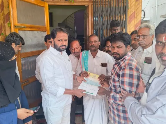 CMRF చెక్కులను అందజేసిన ఎమ్మెల్యే