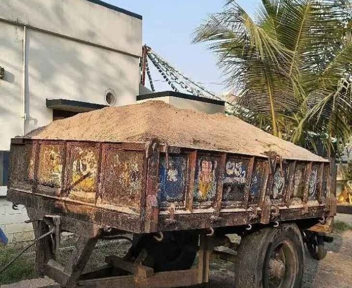 అక్రమ ఇసుక రవాణా చేస్తున్న మూడు ట్రాక్టర్లు సీజ్