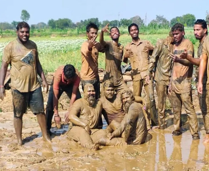 మట్టితో హోలీ సంబరాలు.!