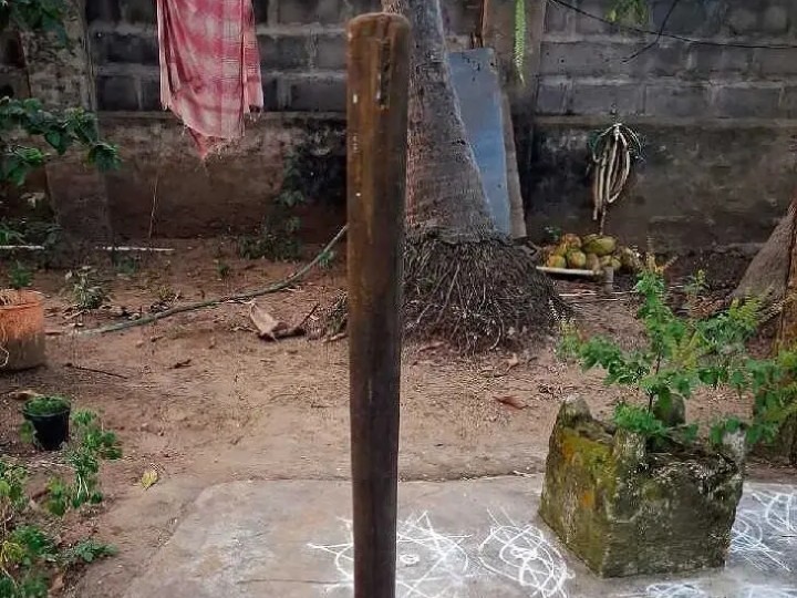 వింత.. నేలపై నిటారుగా నిలబడిన రోకలి