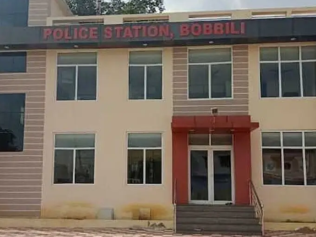 కోడలు పంపించిందని చెప్పి బంగారం చోరీ..!