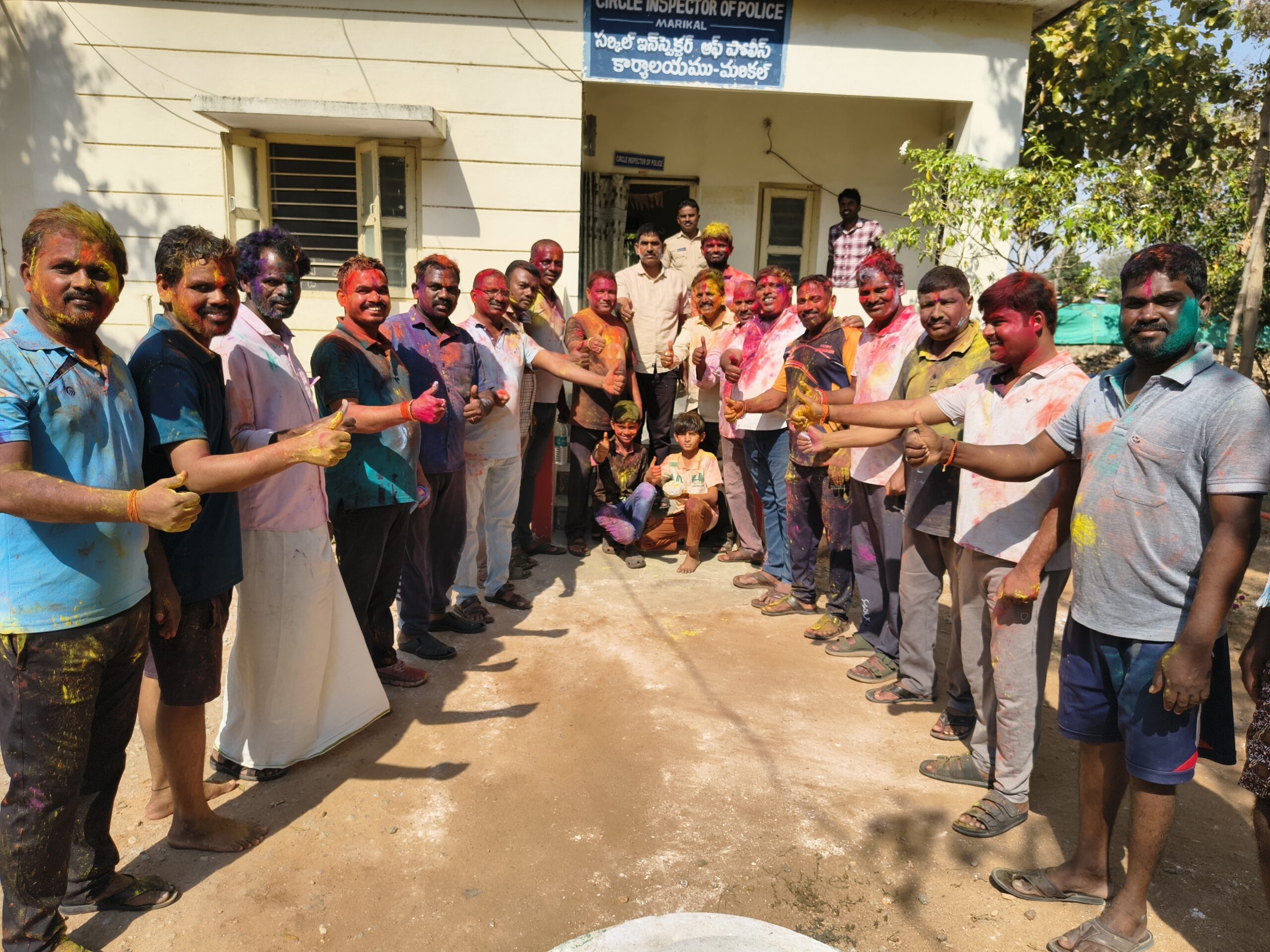 సీఐపై రంగులు వేసిన యువకులు