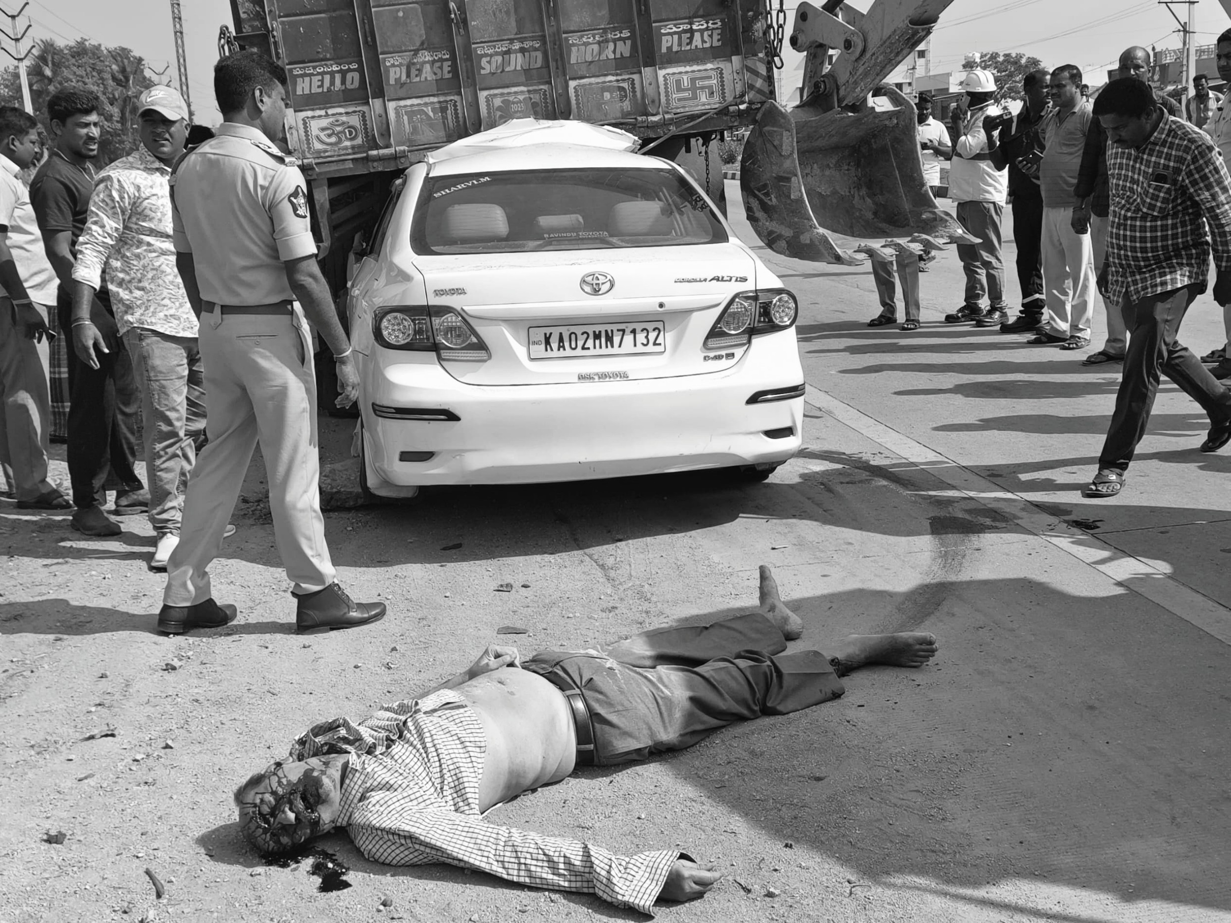 ఘోర రోడ్డు ప్రమాదం.. ఐదుగురు మృతి