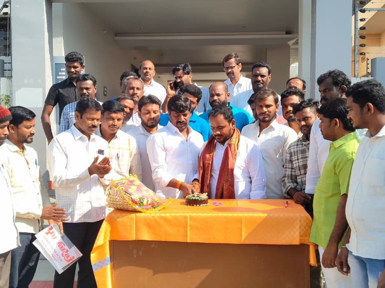 సర్పంచ్ కు జన్మదిన శుభాకాంక్షలు తెలిపిన ఎమ్మెల్యే