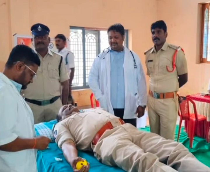 రక్తదానం చేసి ఆదర్శంగా నిలిచిన డీఎస్పీ