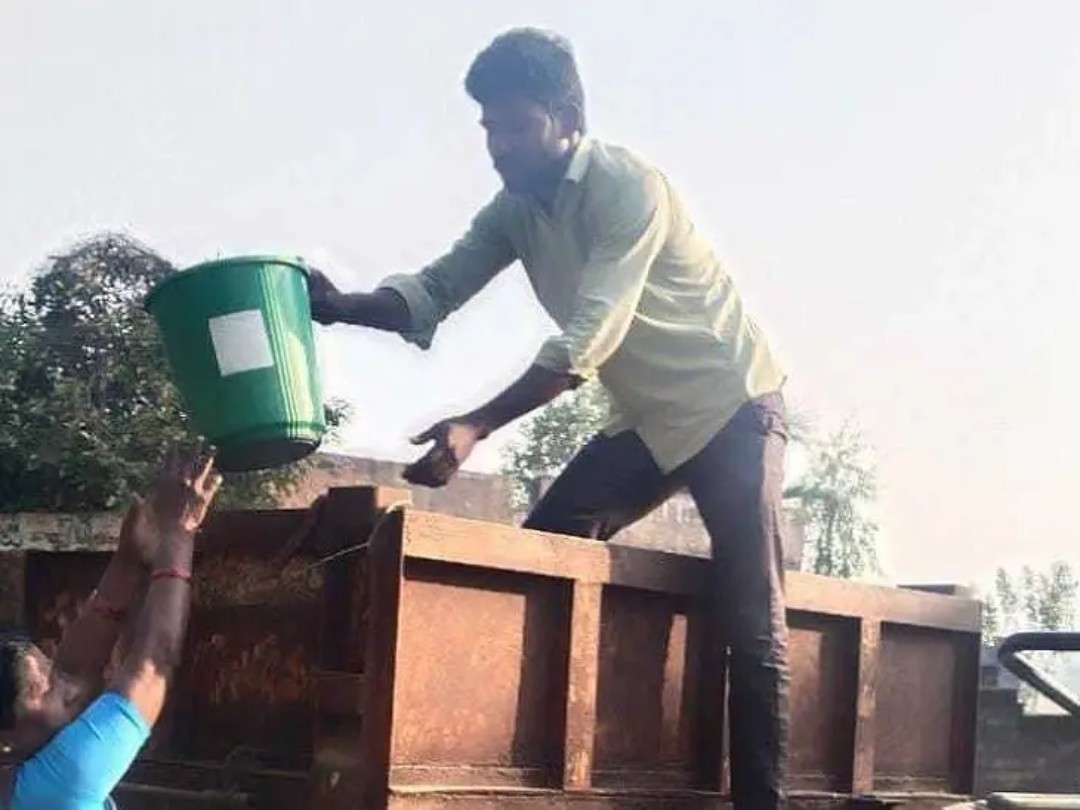 పారిశుద్ధ్య పనులు చేపట్టిన సర్పంచ్