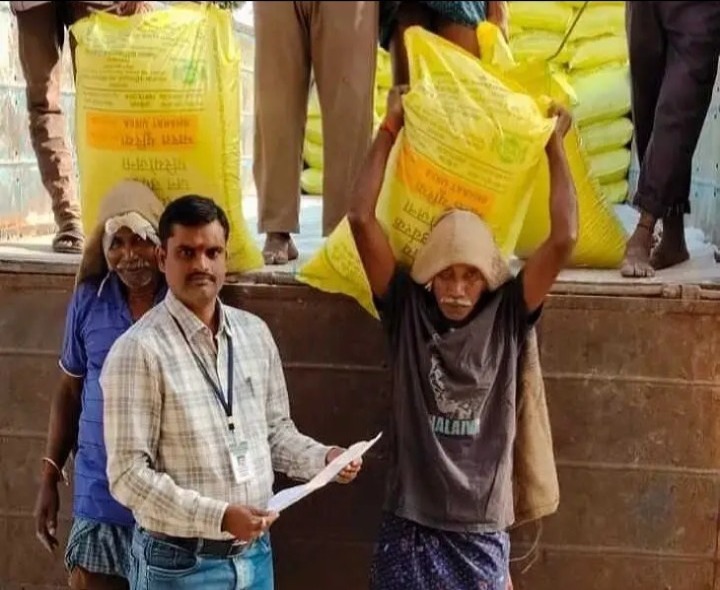 రాజనగరం పీఎస్సీఎస్లో 450 బస్తాల యూరియా