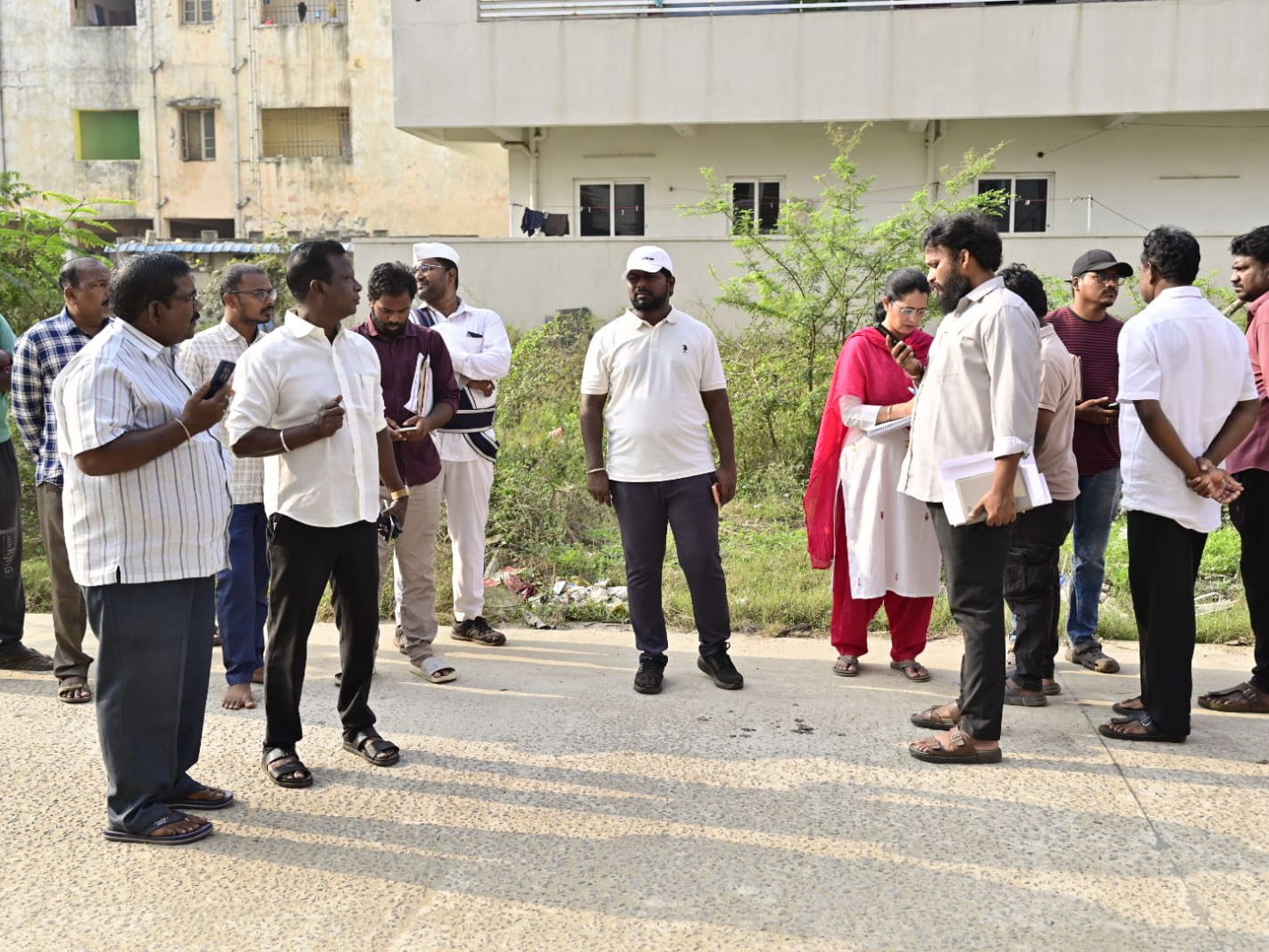 పారిశుద్ధ్య పనులను పర్యవేక్షించిన కమిషనర్