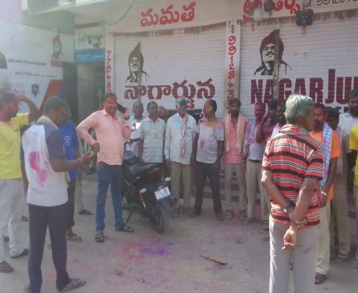 హోలీ వేడుకల్లో హమాలీలు