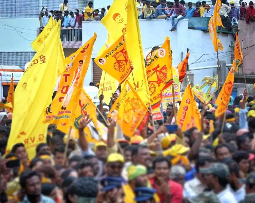 టీడీపీలో వర్గవిభేదాలు.. ఇరువర్గాలు రాళ్ల దాడి