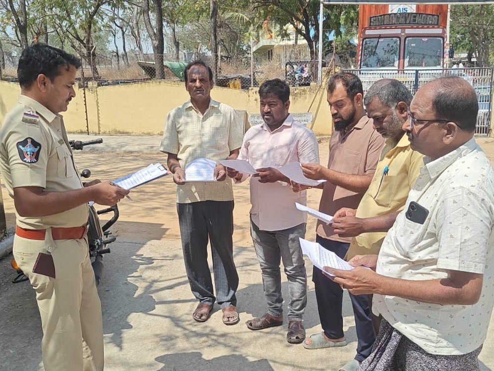 సోమందేపల్లిలో బాణాసంచా వ్యాపారులకు నోటీసు అందజేసిన ఎస్ఐ