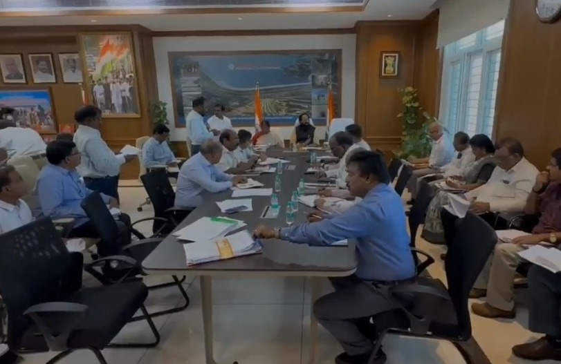 ఇరిగేషన్ ప్రాజెక్టులపై సమీక్ష నిర్వహించిన మంత్రులు