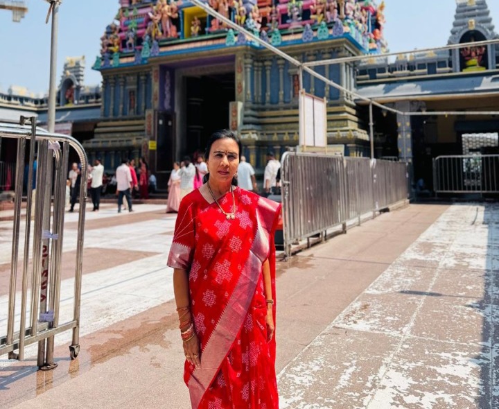 కనకదుర్గమ్మ తల్లిని దర్శించుకున్న ఝాన్సీ రెడ్డి