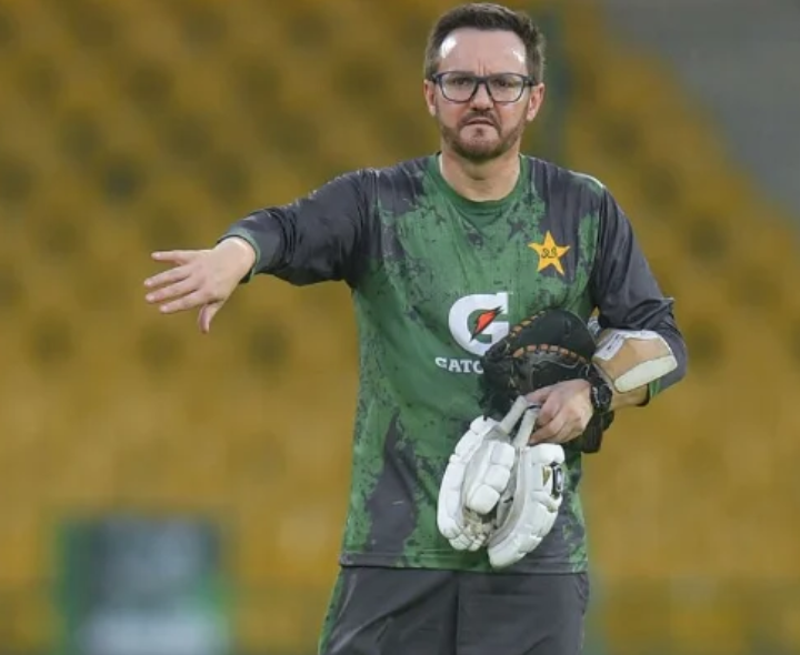 హెడ్ కోచ్ హెసన్‌పై పాక్ ప్లేయర్ల ఫిర్యాదు