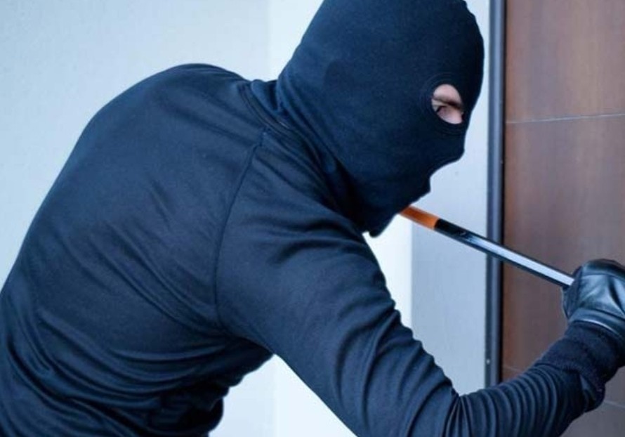 తాళాలు పగలగొట్టి చోరీ.. 30 వేలు నగదు మాయం