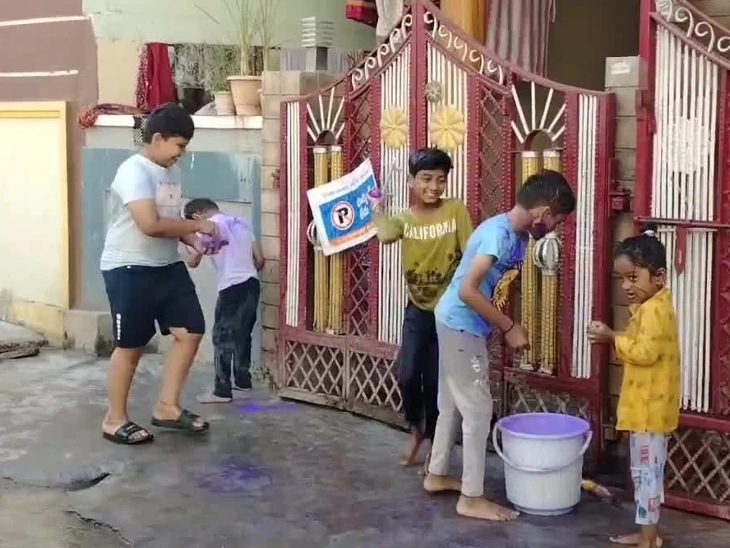 హోలీ సంబరాలు.. చిన్నారుల చిందులు