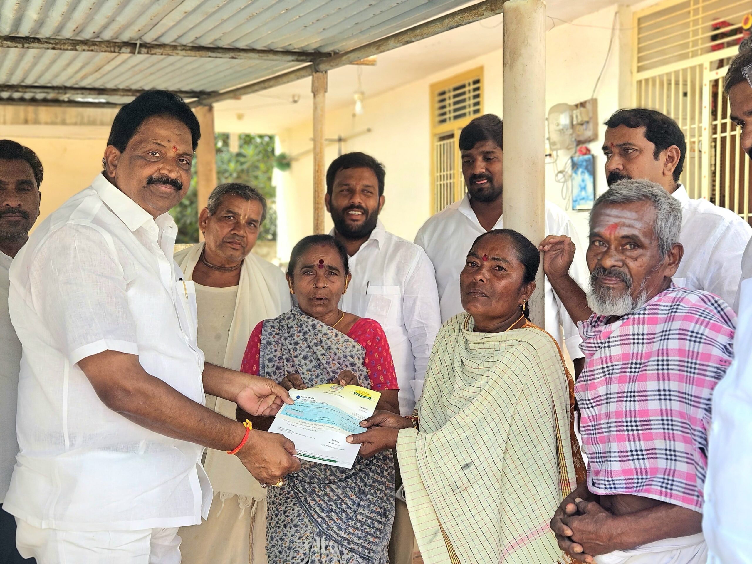 సీఎం రిలీఫ్ ఫండ్ ద్వారా లబ్ధిదారికి ఆర్థిక సహాయం