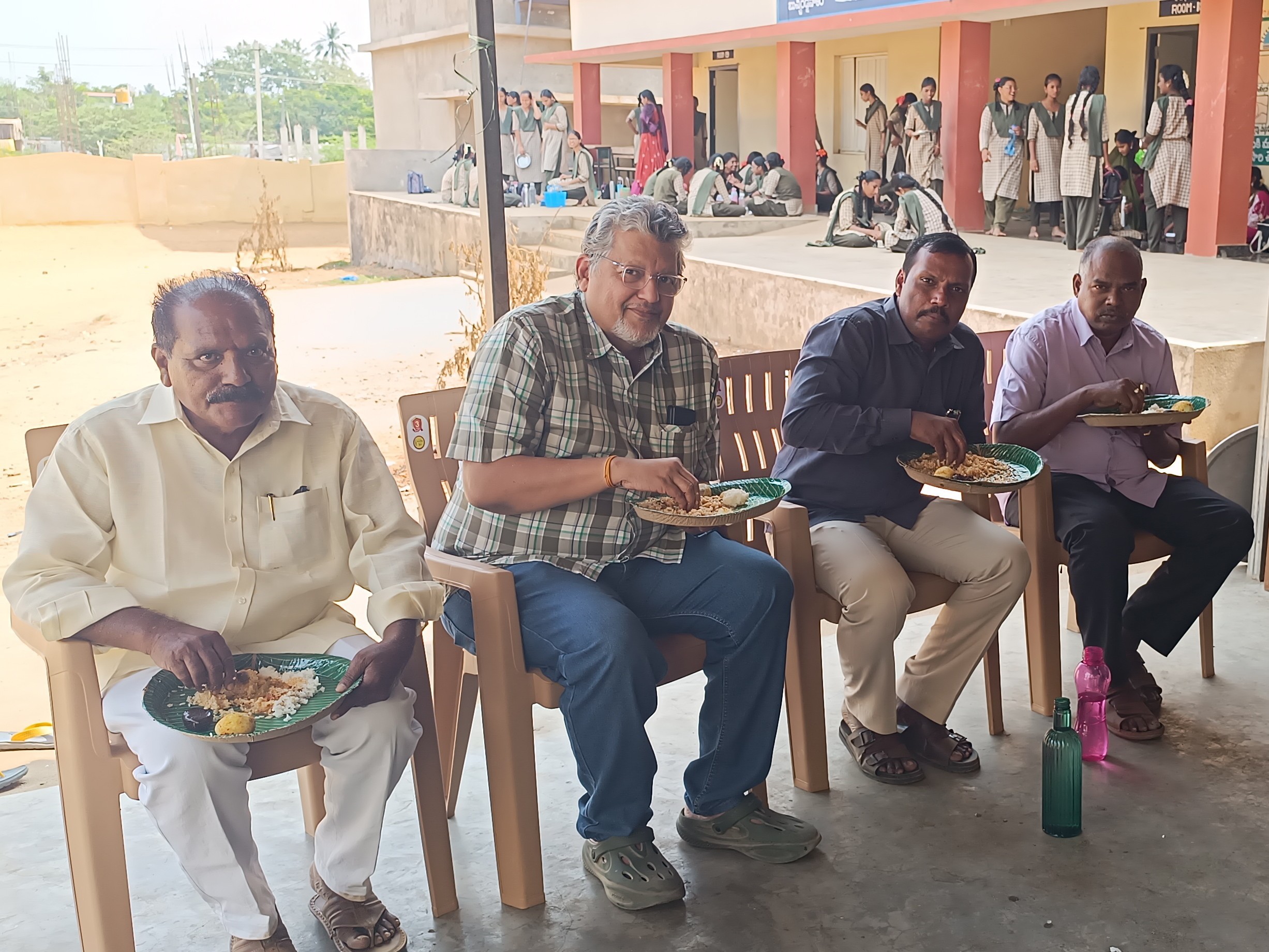 మధ్యాహ్నం భోజన పథకాన్ని తనిఖీ చేసిన MRO