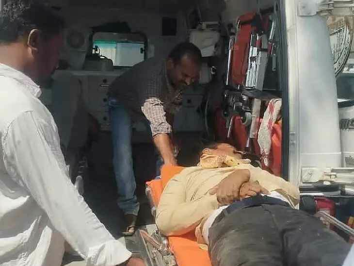 ఆగి ఉన్న కారును ఢీకొన్న బైక్.. ఇద్దరికి తీవ్ర గాయాలు