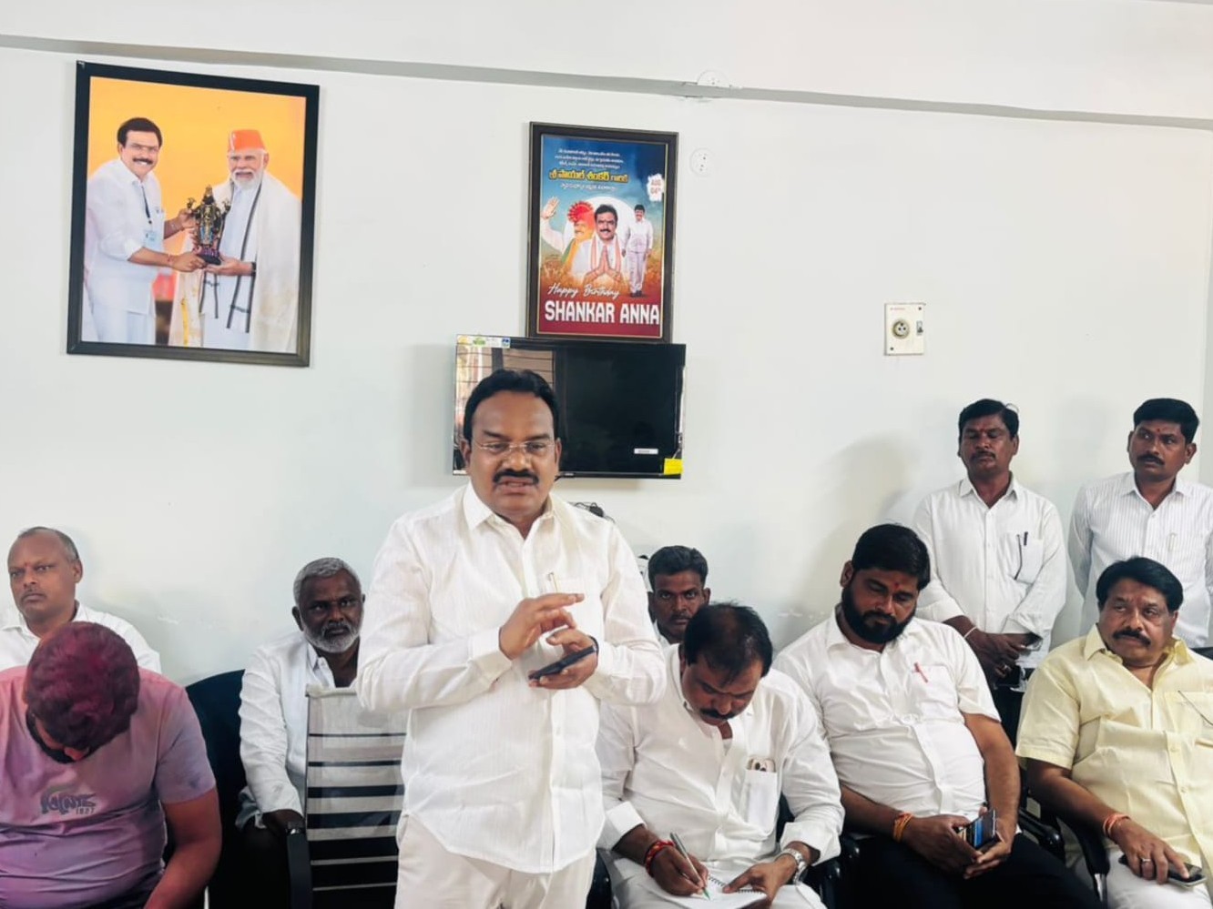 రైతుల సమస్యల పట్ల ఉద్యమించాలి: MP నగేశ్