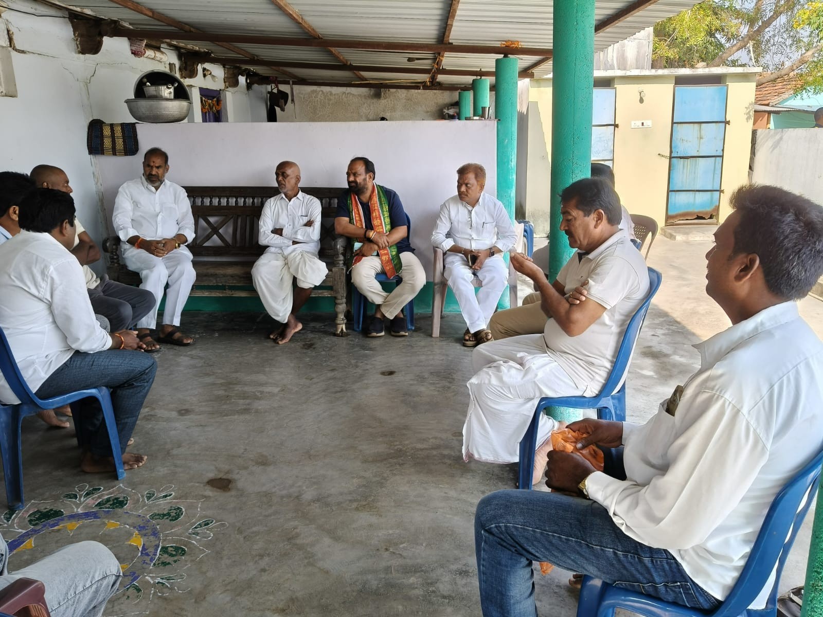 బాధిత కుటుంబాన్ని పరామర్శించిన ప్రభుత్వ విప్