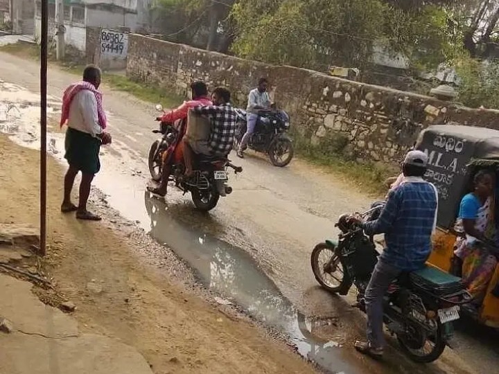 రహదారిపై డ్రైనేజీ నీరు స్థానికులకు ఇబ్బంది