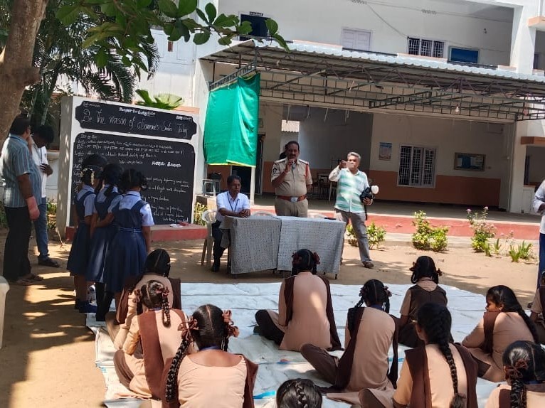 ప్రతి బాలిక ఆత్మవిశ్వాసంతో ముందుకు సాగాలి: ఎస్సై