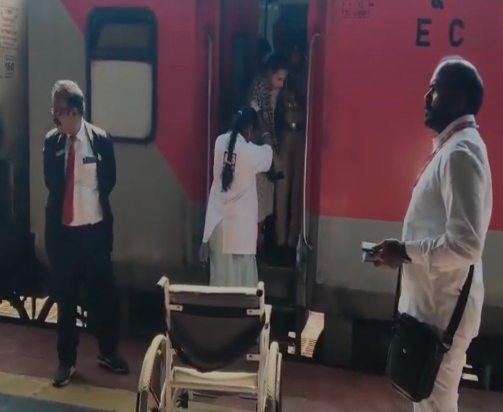 రైలు ప్రయాణికురాలికి ‘108′ అండ