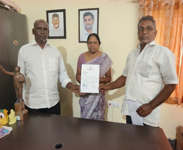 చిలువూరులో రూ.1,48,328 ఎల్‌వోసీ చెక్కు అందజేత