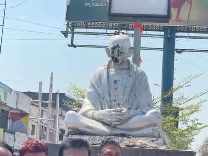 గాంధీ విగ్రహానికి అవమానం