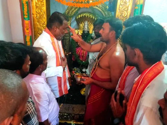 ఆలయంలో మంత్రి ప్రత్యేక పూజలు