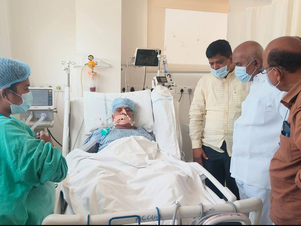 హనుమంతరాయ చౌదరిని పరామర్శించిన తిప్పేస్వామి