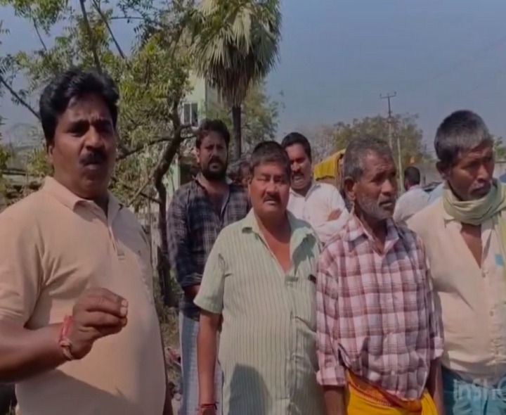 బొగ్గు లారీల నిలిపివేత.. మల్లారం గ్రామస్థుల నిరసన