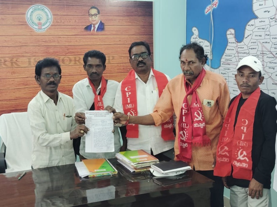 ‘ఇల్లు లేని గిరిజనులకు స్థలాలు ఇవ్వాలి’